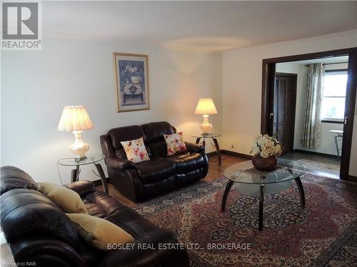 209 Eastchester Avenue, Niagara-On-The-Lake (104 - Rural), ON - Indoor Photo Showing Living Room