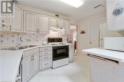 3500 Frederick Avenue, Lincoln (980 - Lincoln-Jordan/Vineland), ON - Indoor Photo Showing Kitchen With Double Sink