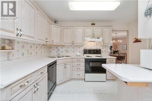 3500 Frederick Avenue, Lincoln (980 - Lincoln-Jordan/Vineland), ON - Indoor Photo Showing Kitchen With Double Sink