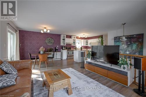 65 Chelsea Street, St. Catharines (450 - E. Chester), ON - Indoor Photo Showing Living Room