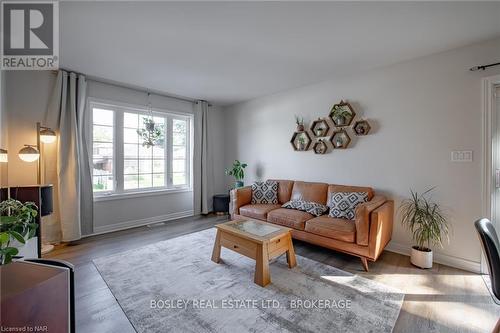 65 Chelsea Street, St. Catharines (450 - E. Chester), ON - Indoor Photo Showing Living Room