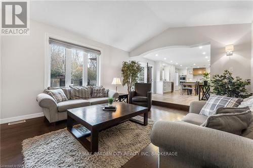 91 Kunda Park Boulevard, Pelham (662 - Fonthill), ON - Indoor Photo Showing Living Room