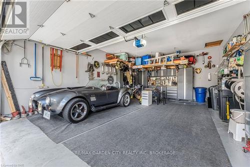 91 Kunda Park Boulevard, Pelham (662 - Fonthill), ON - Indoor Photo Showing Garage