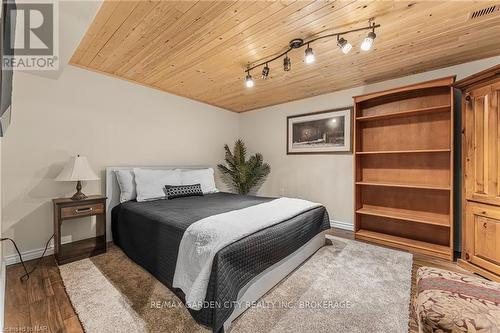 91 Kunda Park Boulevard, Pelham (662 - Fonthill), ON - Indoor Photo Showing Bedroom