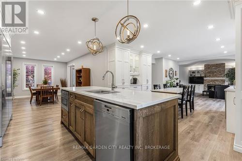 91 Kunda Park Boulevard, Pelham (662 - Fonthill), ON - Indoor Photo Showing Kitchen With Double Sink With Upgraded Kitchen