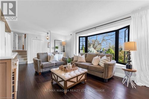 6797 Glengary Street, Niagara Falls (206 - Stamford), ON - Indoor Photo Showing Living Room