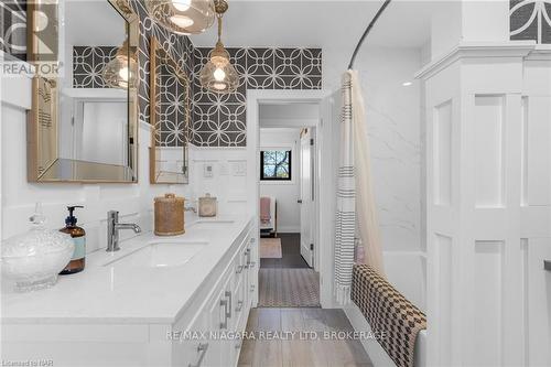 6797 Glengary Street, Niagara Falls (206 - Stamford), ON - Indoor Photo Showing Bathroom