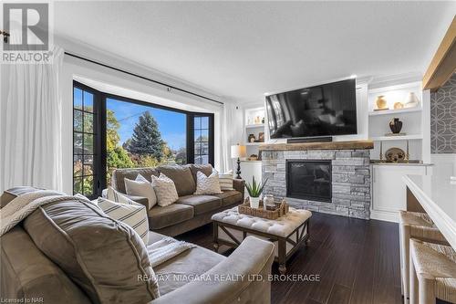 6797 Glengary Street, Niagara Falls (206 - Stamford), ON - Indoor Photo Showing Living Room With Fireplace