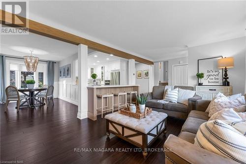 6797 Glengary Street, Niagara Falls (206 - Stamford), ON - Indoor Photo Showing Living Room