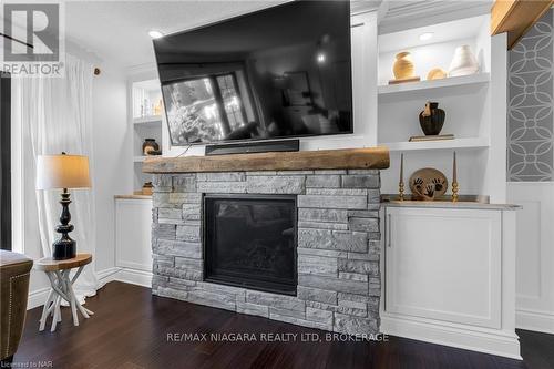 6797 Glengary Street, Niagara Falls (206 - Stamford), ON - Indoor Photo Showing Living Room With Fireplace