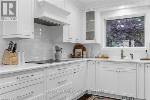 6797 Glengary Street, Niagara Falls (206 - Stamford), ON - Indoor Photo Showing Kitchen