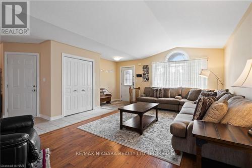 8119 Spring Blossom Drive, Niagara Falls (213 - Ascot), ON - Indoor Photo Showing Living Room