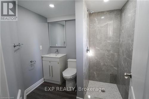 5 - 104 Haig Street, St. Catharines (452 - Haig), ON - Indoor Photo Showing Bathroom