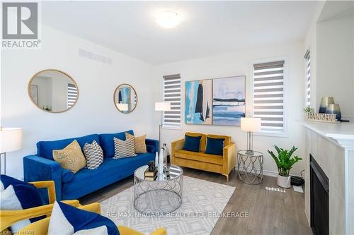 8064 Citation Road, Niagara Falls (213 - Ascot), ON - Indoor Photo Showing Living Room