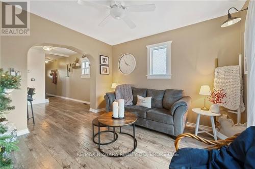 84 Steele Street, Port Colborne (878 - Sugarloaf), ON - Indoor Photo Showing Living Room