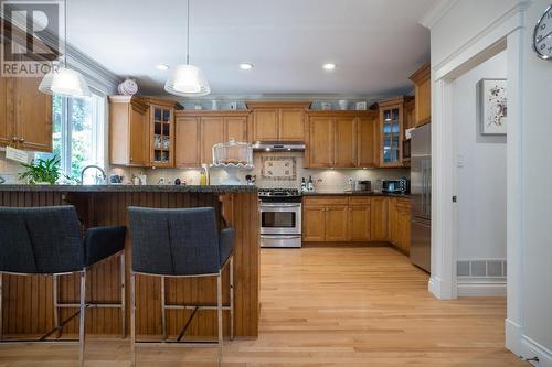 1239 W 22Nd Street, North Vancouver, BC - Indoor Photo Showing Kitchen