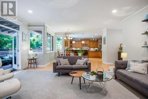 1239 W 22Nd Street, North Vancouver, BC - Indoor Photo Showing Living Room