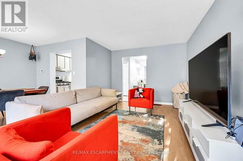 136 Essling Avenue, Hamilton, ON - Indoor Photo Showing Living Room