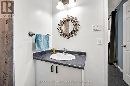 136 Essling Avenue, Hamilton, ON - Indoor Photo Showing Bathroom