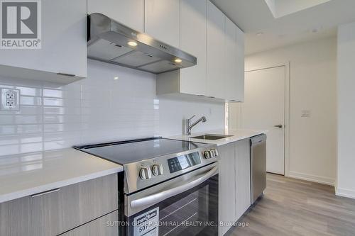 501 - 135 Canon Jackson Drive, Toronto, ON - Indoor Photo Showing Kitchen With Upgraded Kitchen