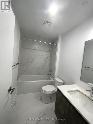 131 - 395 Dundas Street W, Oakville, ON - Indoor Photo Showing Bathroom