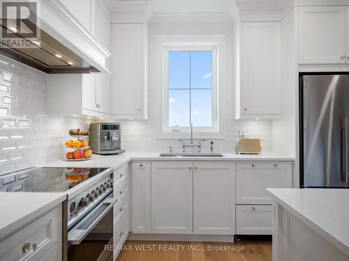 30 Drizzel Crescent, Richmond Hill, ON - Indoor Photo Showing Kitchen With Upgraded Kitchen