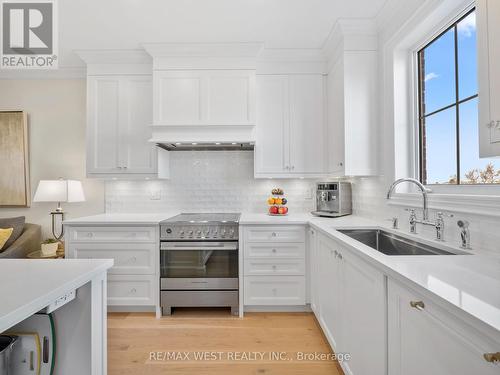 30 Drizzel Crescent, Richmond Hill, ON - Indoor Photo Showing Kitchen With Upgraded Kitchen