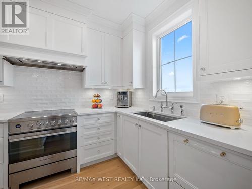 30 Drizzel Crescent, Richmond Hill, ON - Indoor Photo Showing Kitchen