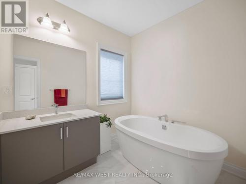 30 Drizzel Crescent, Richmond Hill, ON - Indoor Photo Showing Bathroom