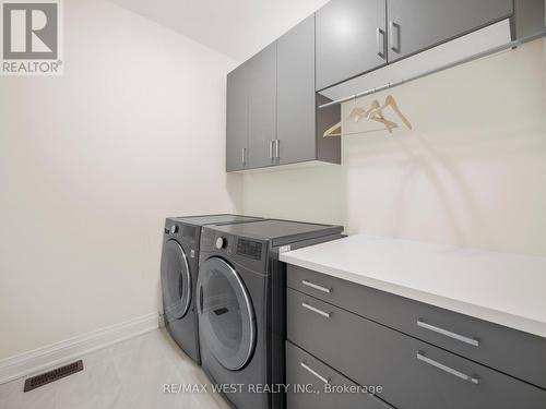 30 Drizzel Crescent, Richmond Hill, ON - Indoor Photo Showing Laundry Room