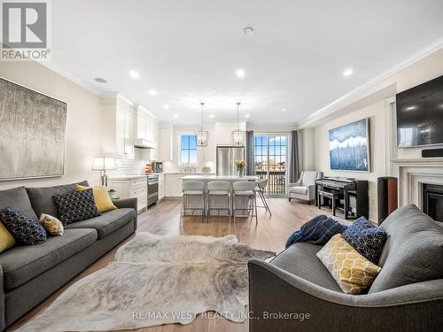 30 Drizzel Crescent, Richmond Hill, ON - Indoor Photo Showing Living Room