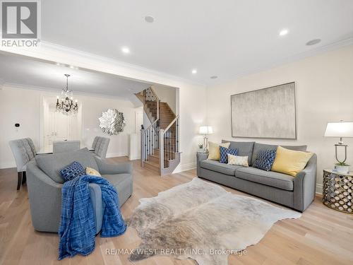 30 Drizzel Crescent, Richmond Hill, ON - Indoor Photo Showing Living Room