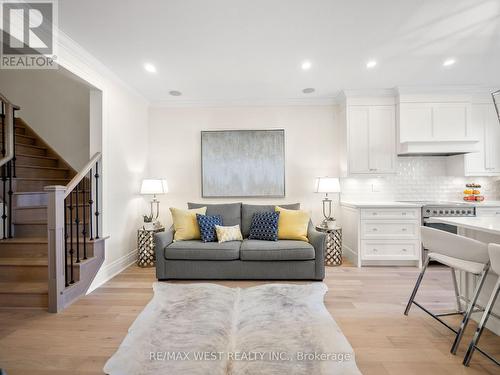 30 Drizzel Crescent, Richmond Hill, ON - Indoor Photo Showing Living Room