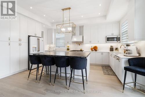 89 Rosshaven Crescent, Vaughan, ON - Indoor Photo Showing Kitchen With Upgraded Kitchen