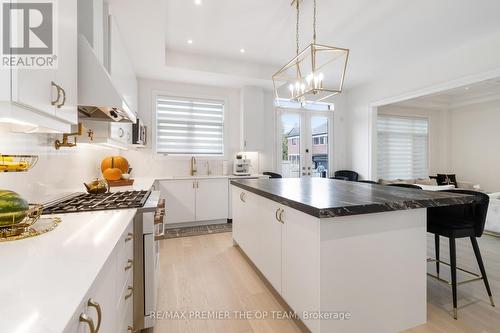 89 Rosshaven Crescent, Vaughan, ON - Indoor Photo Showing Kitchen With Upgraded Kitchen