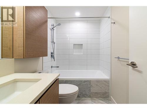 801 4168 Lougheed Highway, Burnaby, BC - Indoor Photo Showing Bathroom