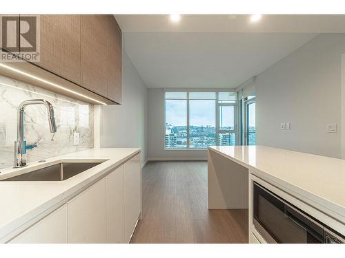 801 4168 Lougheed Highway, Burnaby, BC - Indoor Photo Showing Kitchen