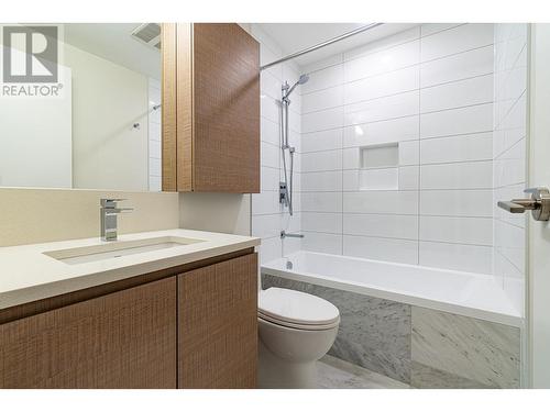 801 4168 Lougheed Highway, Burnaby, BC - Indoor Photo Showing Bathroom