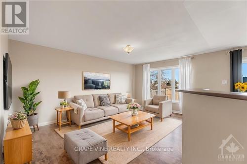 1601 Haydon Circle, Ottawa, ON - Indoor Photo Showing Living Room