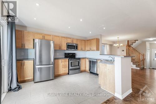 1601 Haydon Circle, Ottawa, ON - Indoor Photo Showing Kitchen