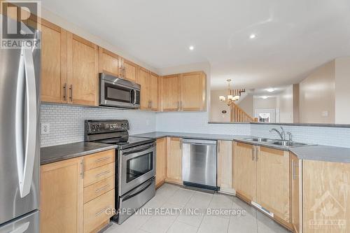 1601 Haydon Circle, Ottawa, ON - Indoor Photo Showing Kitchen With Double Sink