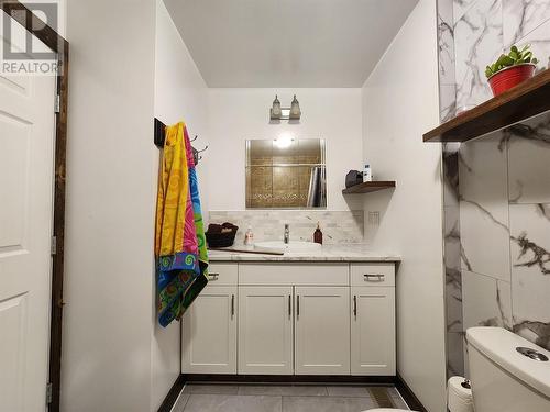 Main Floor Bathroom - 162 Pearkes Drive, Revelstoke, BC - Indoor Photo Showing Bathroom