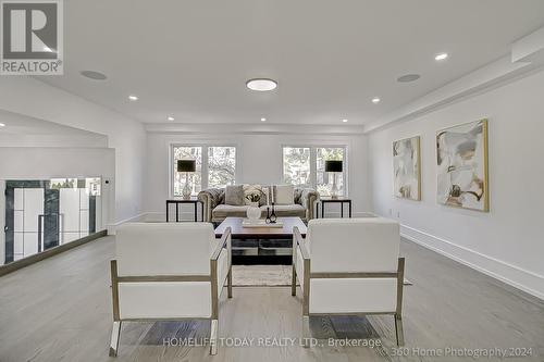 34 North Woodrow Boulevard, Toronto, ON - Indoor Photo Showing Living Room