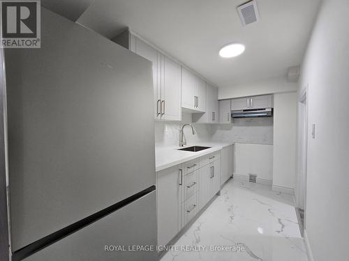 118 Barrow Avenue, Bradford West Gwillimbury, ON - Indoor Photo Showing Kitchen