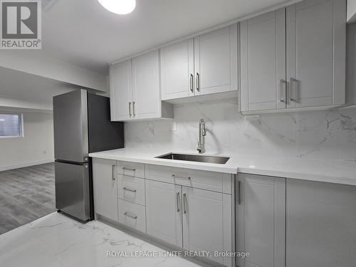 118 Barrow Avenue, Bradford West Gwillimbury, ON - Indoor Photo Showing Kitchen