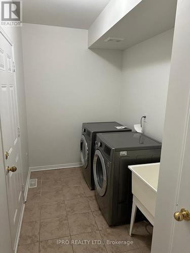 5256 Palmetto Place, Mississauga, ON - Indoor Photo Showing Laundry Room