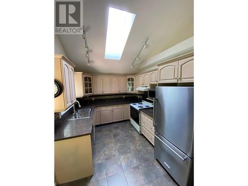 1517 Fir Crescent, Golden, BC - Indoor Photo Showing Kitchen