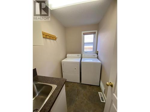 1517 Fir Crescent, Golden, BC - Indoor Photo Showing Laundry Room