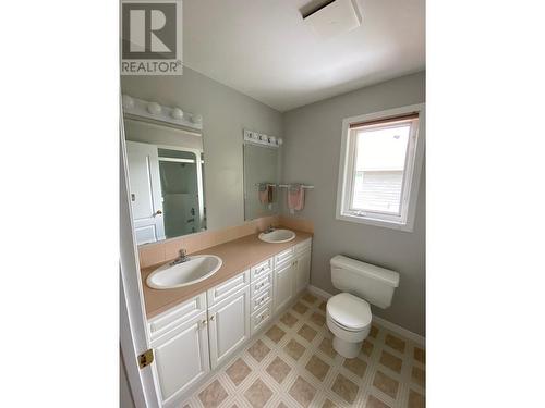 1517 Fir Crescent, Golden, BC - Indoor Photo Showing Bathroom