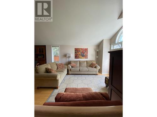 1517 Fir Crescent, Golden, BC - Indoor Photo Showing Living Room